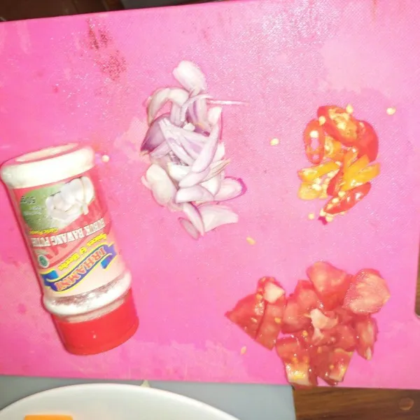 Iris bawang, cabe dan tomat, ini aku pake bawang putih bubuk ya.