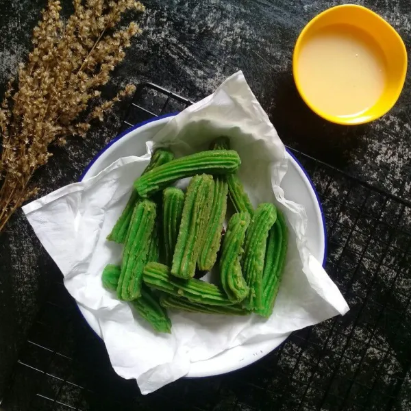 sajikan dengan cocolan kental manis.