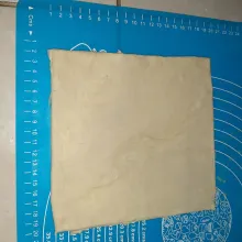 Gilas tipis hingga ukuran 40x40. lalu bagi 4 sama rata. Untuk penyimpanan selalu batasi dengan plastik yang diberi sedikit terigu. Masukkan freezer kalau mau tahan lebih lama.