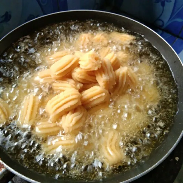 Goreng hingga matang, angkat dan tiriskan.