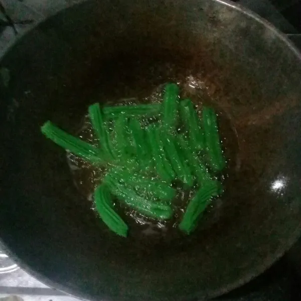 panaskan minyak agak banyak, lalu semprotkan adonan keminyak ukuran sesuai selera, goreng hingga matang dan kering, angkat tiriskan.