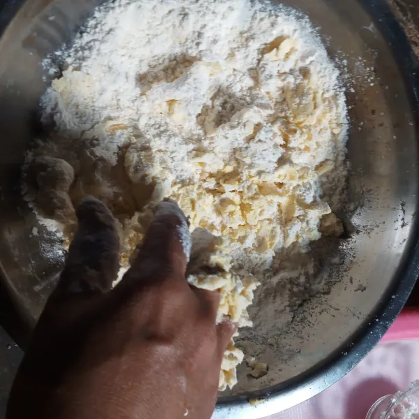 Membuat kulit pie campurkan tepung terigu gula mentega dan telur aduk rata.