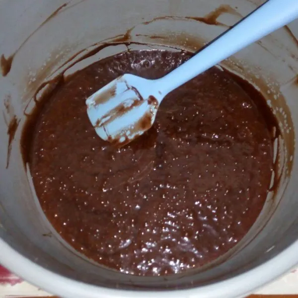 Masukan campuran coklat leleh, aduk sampai tercampur rata.