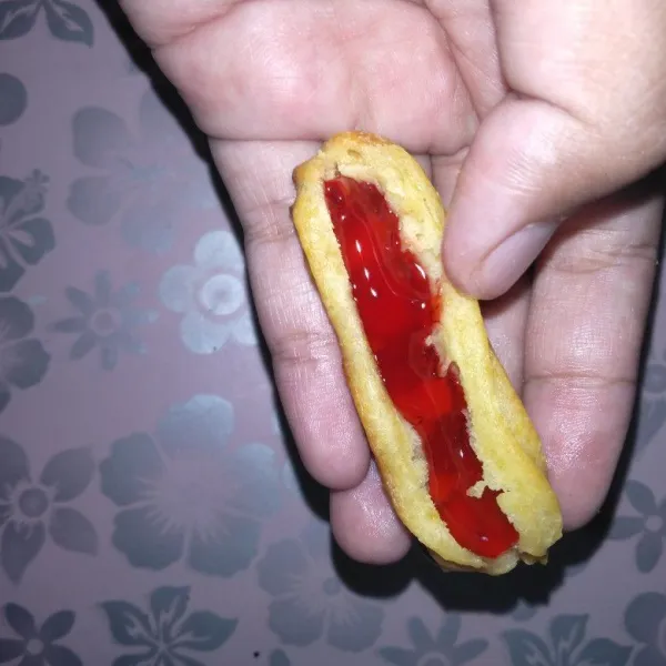 buka soes dan beri isian selai cherry atau Strawberry.