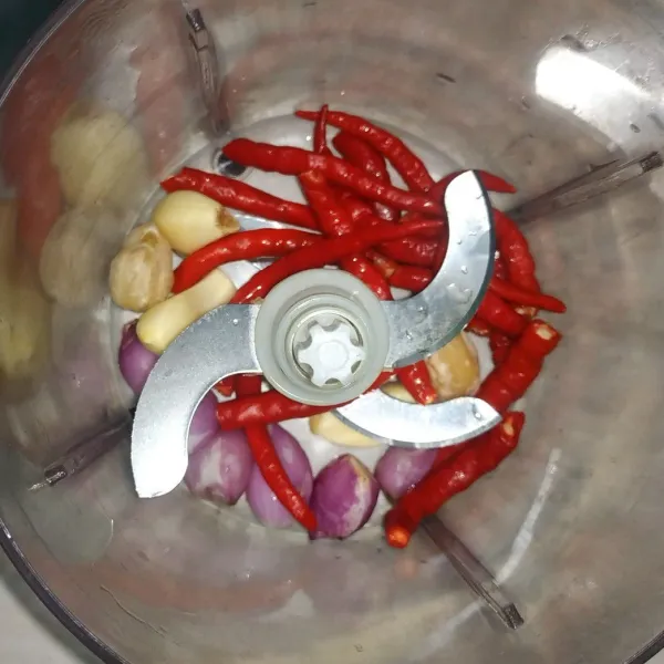 Blender / haluskan cabe bawang merah bawang putih dan kemiri.