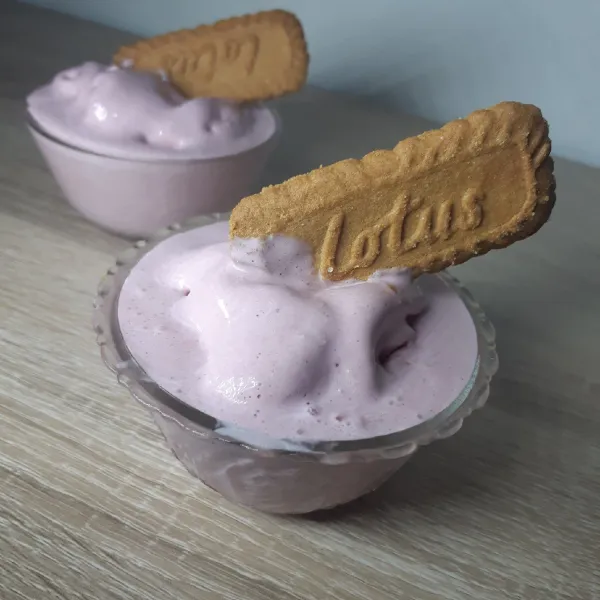 Ice cream bisa disantap dengan tambahan biskuit lotus.