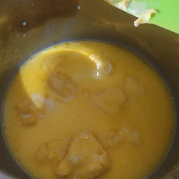 Panaskan oven. Didihkan susu dan margarin sampai meleleh, matikan kompor.