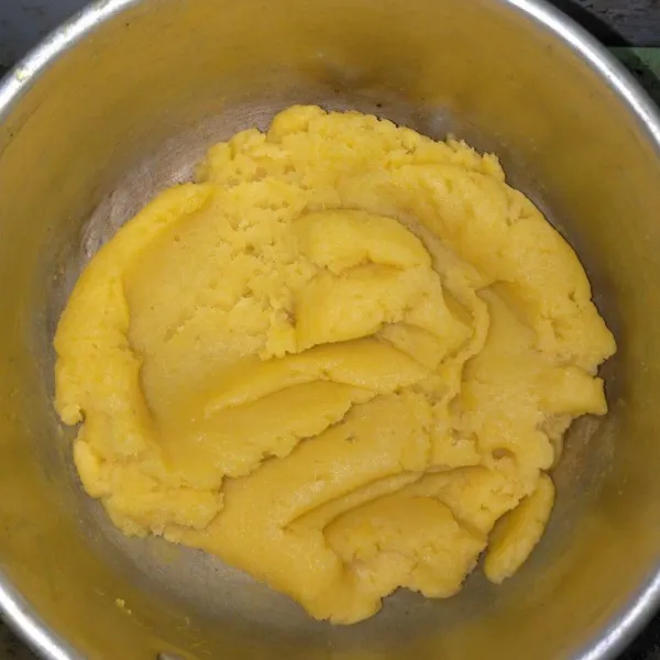 Masak dengan api kecil hingga kesat dan matang. matikan api.