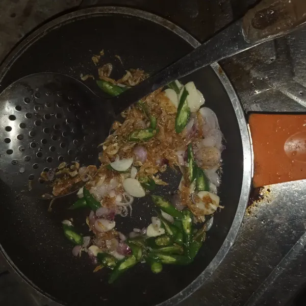 Masukkan caba[i hijau, udang, dan sayur. Aduk rata