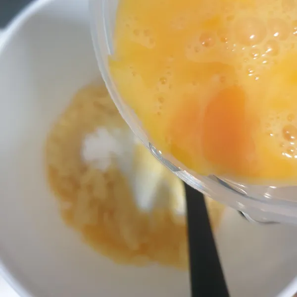 Masukan telur yang telah di kocok secara bertahap sambil di Mixer dengan speed rendah.
