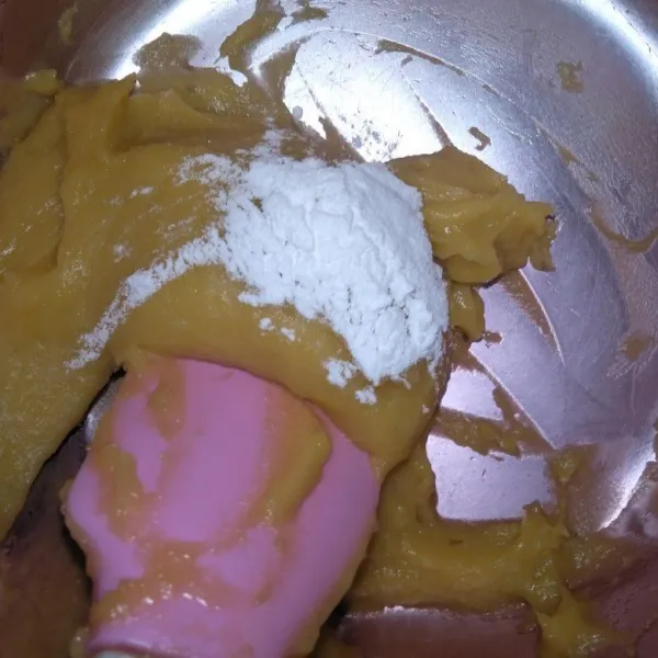 Masukkan baking powder aduk rata.