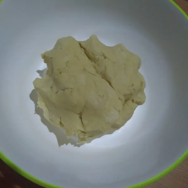 Campur rata semua bahan kulit sampai kalis.