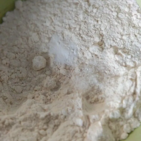 Dalam wadah campurkan tepung terigu, garam dan bp, sisihkan.
