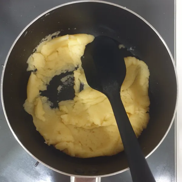 Nyalakan api kecil dan aduk adonan Selama 2 menit angkat dan pindahkan k dalam mangkuk, biarkan sampai suhu ruang.