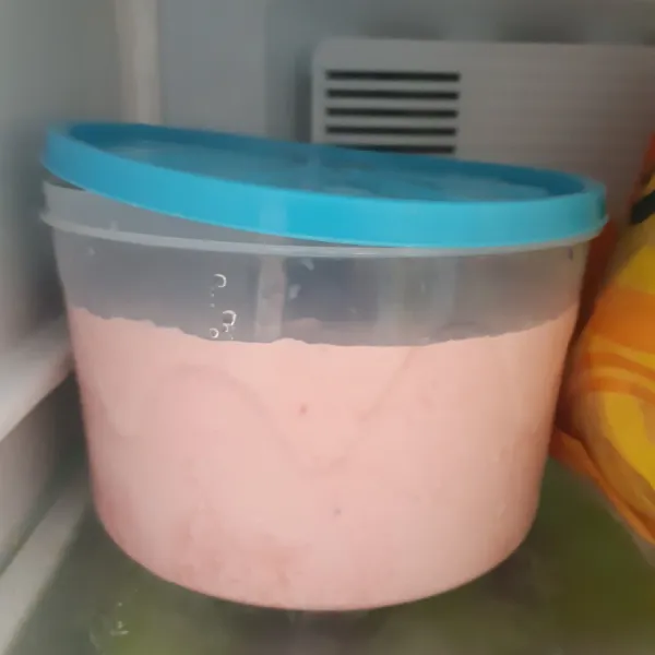 Masukkan adonan ice cream kedalam wadah dan diamkan hingga beku kurang lebih 8 jam.
