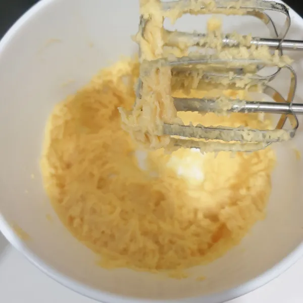 Mixer Adonan sampai benar-benar tercampur rata dan mengkilat. Masukan adonan kedalam plastik piping bag Yang telah di beri spuit.