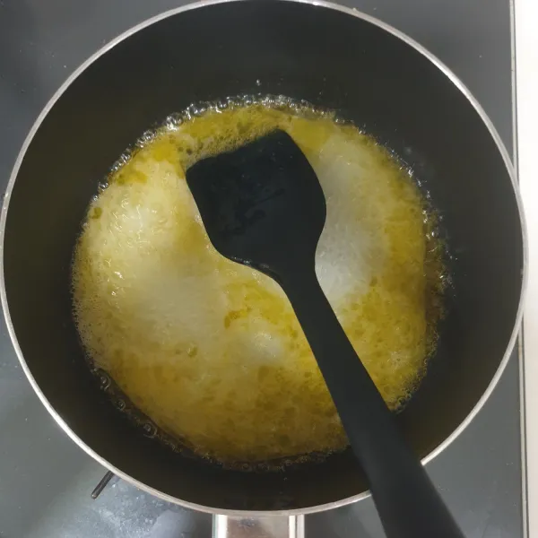 Didihkan air dan butter, setelah mendidih matikan api.