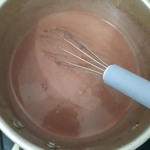 Tambahkan bubuk red velvet aduk dan panaskan diatas kompor sampai mendidih sambil terus diaduk.