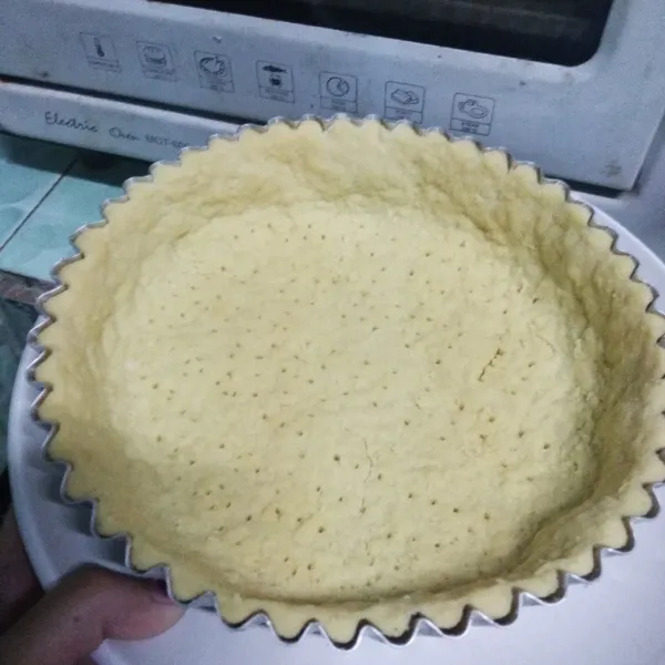 Cetak di cetakan pie, tusuk dasar pie menggunkan tusuk gigi. Panggang suhu 180°C selamat 20 menit, atau sesuaikan oven masing- masing