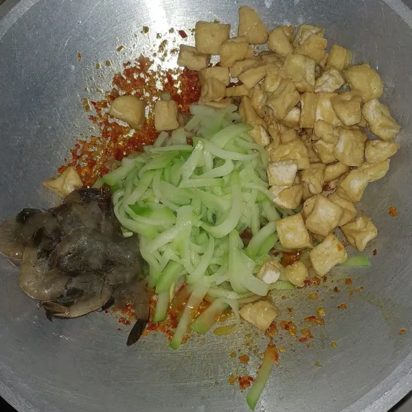 Masukan labu siam udang dan tahu lalu tumis hingga layu.