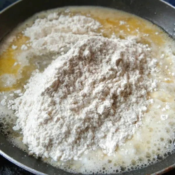 Kecilkan api, masukkan bahan tepung, aduk rata.