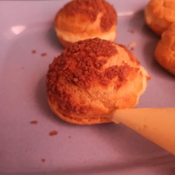 Belah choux pastry lalu semprotkan vla vanila kedalamnya hingga penuh.