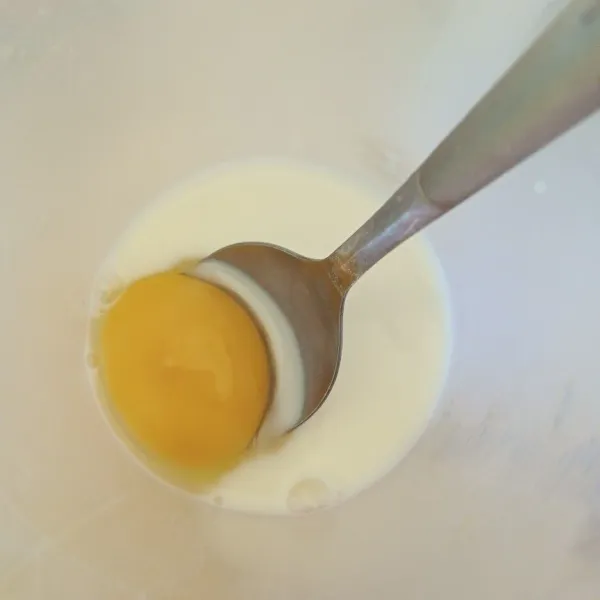 Campurkan telur dan susu, kocok sampai tercampur rata