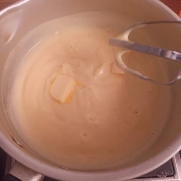 Buat vla, campur susu, kuning telur, tepung maizena, gula, dan vanila bubuk. Masak hingga mengental, tambahkan margarin aduk rata. Simpan dalam piping bag.