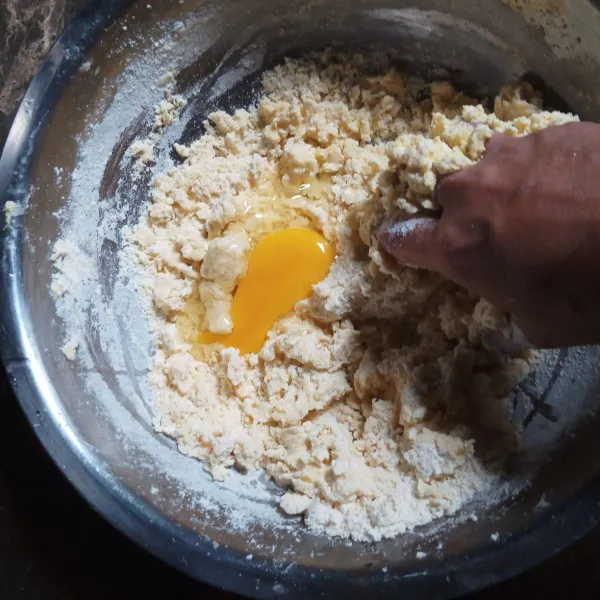 Siapkan wadah masukkan terigu, mentega, gula, dan telur, aduk rata