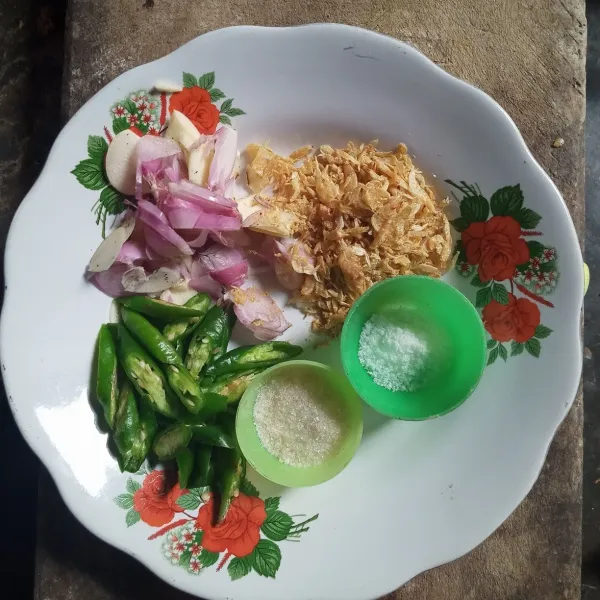 Iris tipis bawang merah dan cabai, tambahkan udang kecil, gula, dan garam