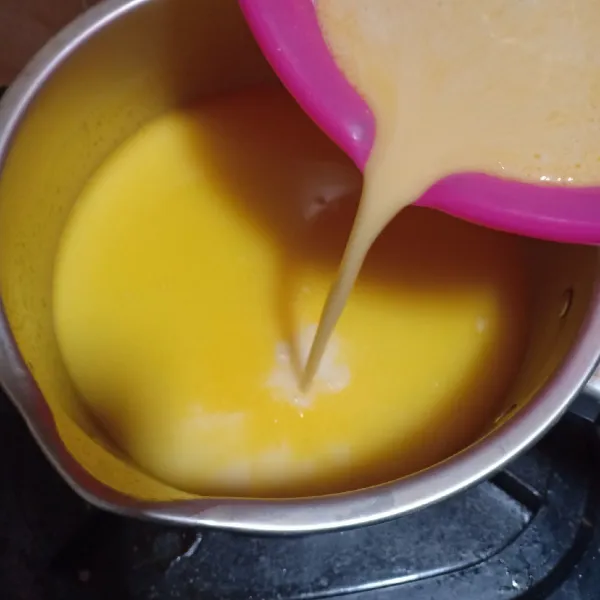 Campurkan susu, gula dan butter, masak hingga mendidih. Masukkan campuran terigu, maizena, kuning telur dan telur. Masak hingga mengental.