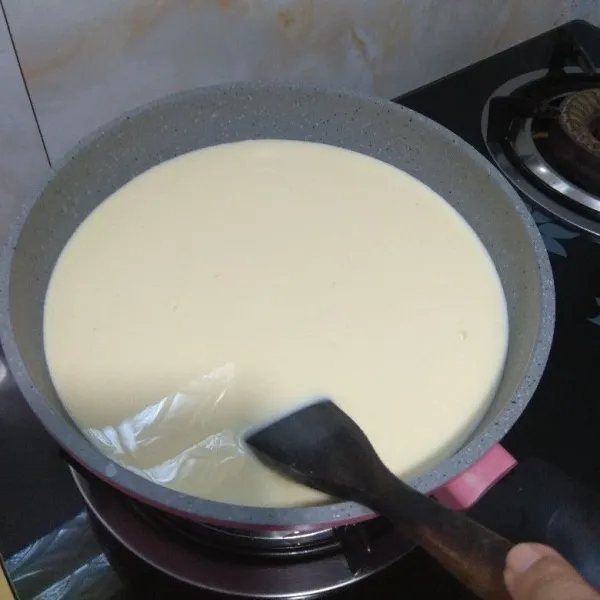 Buat adonan vla: aduk susu cair, gula pasir dan tepung maizena hingga hangat, tambahkan kuning telur yang sudah dikocok sebelumnya, aduk cepat hingga mulai mengental
