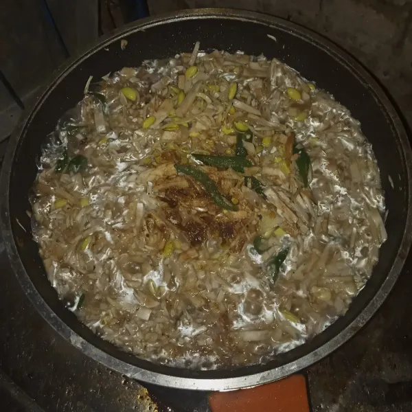 Masukkan tewel dan air, aduk rata, lalu masukkan air. Masak sampai mendidih dan masukkan garam, gula, dan kaldu bubuk. Masak sampai matang, angkat lalu sajikan