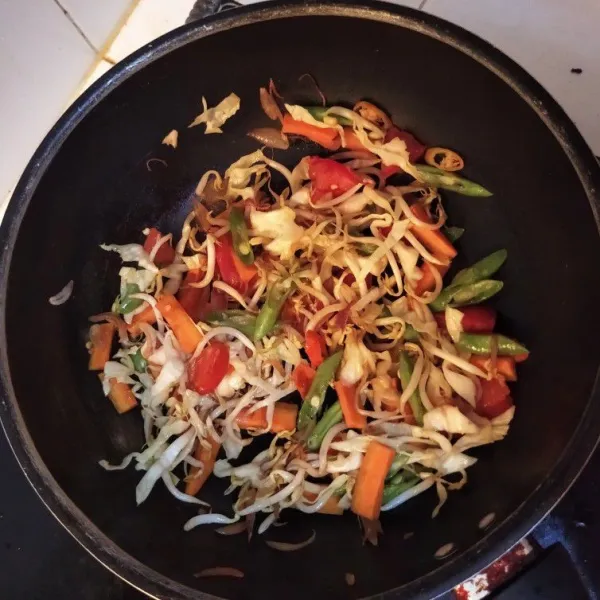 Kemudian masukkan bahan 1, oatmeal, saos tiram, kaldu jamur dan garam.