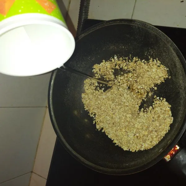Pertama sangrai oatmeal 2 menit di api kecil kemudian tambahkan sedikit air.