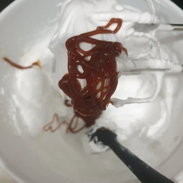 Mixer heavy cream dan Gula bubuk sampai mengembang dan berkrim, setelah itu masukkan saus Caramel.