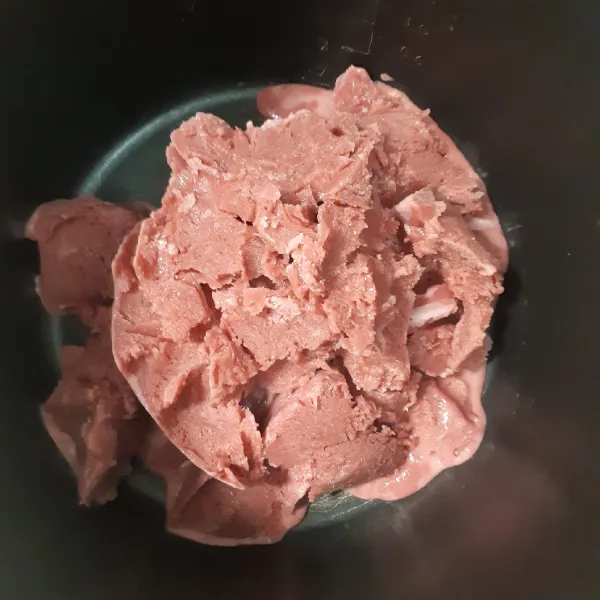 Keruk ice cream yang sudah beku, kemudian masukkan kedalam wadah, mixer sebentar sekitar 3 menit.