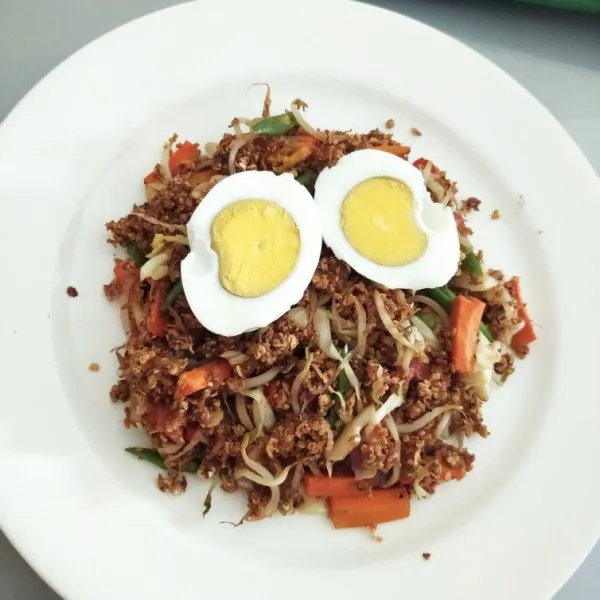 Nasi goreng oatmeal siap disajikan (ini untuk 2 porsi ya jadi 1 porsinya cuma 195 kkal).
