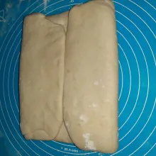 Setelah itu, gilas menjadi ukuran 40x20cm. Lalu lipat double. Lipat double adalah lipat 1/4 bagian ke tengah dan sebelahnya juga (seperti foto) lalu lipat lagi menjadi dua. Bungkus lagi dengan wrap dan dinginkan lagi selama 5 menit. Lakukan proses gilas dan lipat ini 2x.