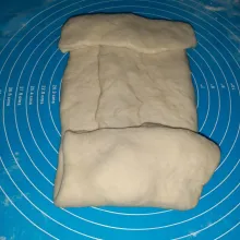 Lipat seperti foto. Pastikan tidak ada bagian korsvet yang masih terlihat. Tutup dengan plastik wrap lalu dinginkan dulu selama 5 menit untuk memastikan korsvet tetap dingin sehingga tidak mencair.