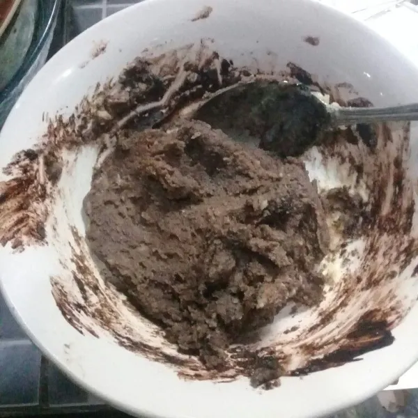 tambahkan pasta dark coklat, aduk hingga tercampur rata.