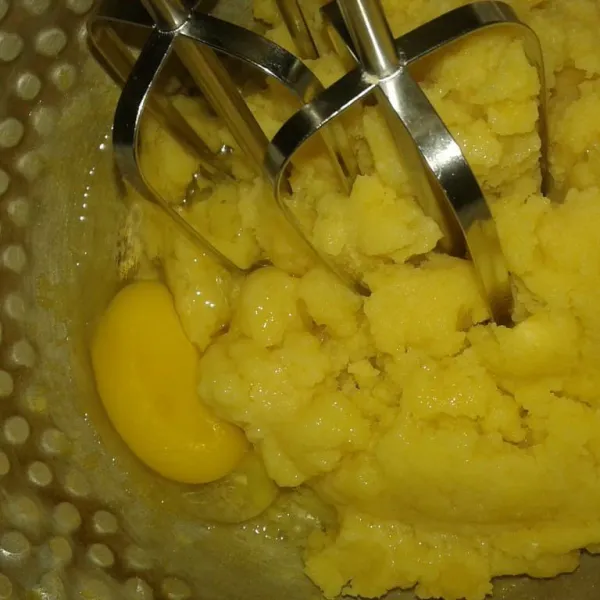 Setelah adonan dingin masukkan telur satu persatu sambil di aduk pelan dengan mixer hingga adonan mengkilap.