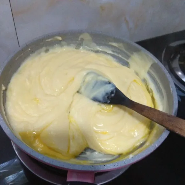 Tambahkan butter aduk rata, sesaat sebelum diangkat masukkan pasta vanila, aduk lagi, matikan api, angkat