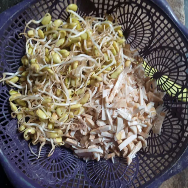 Siapkan tewel dan kecambah lalu cuci sampai bersih