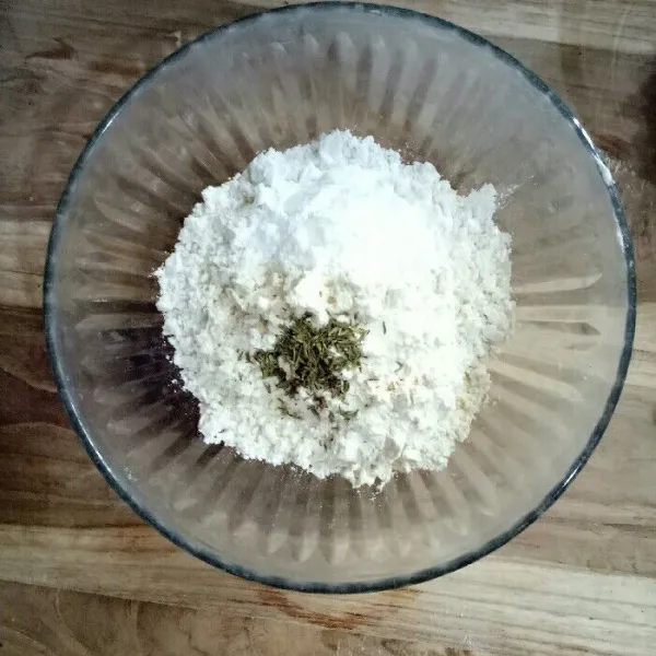 Campur thyme kering, terigu, dan tepung maizena beri sedikit garam agar tepung tidak hambar.