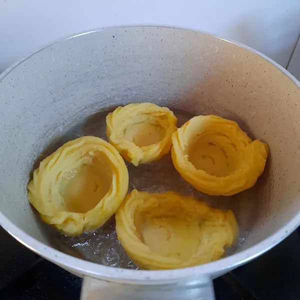 Setelah set, buka perlahan adonan churro dati loyang agar bentuknya tetap seperti mangkuk. Goreng dalam minyak panas hingga matang. Angkat.