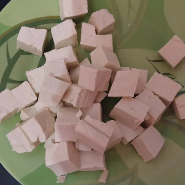 Tahu dipotong kotak kecil.