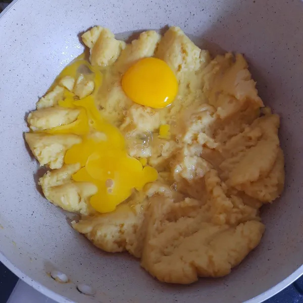 Setelah suhu ruang, masukkan telur. Aduk hingga tercampur rata.
