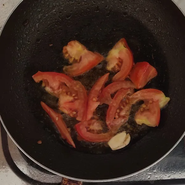 Tumis bawang putih dan tomat hingga harum
