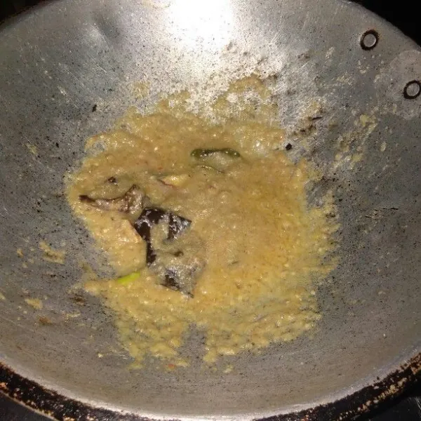 Tumis bumbu halus, daun salam, daun jeruk, dan lengkuas sampai harum